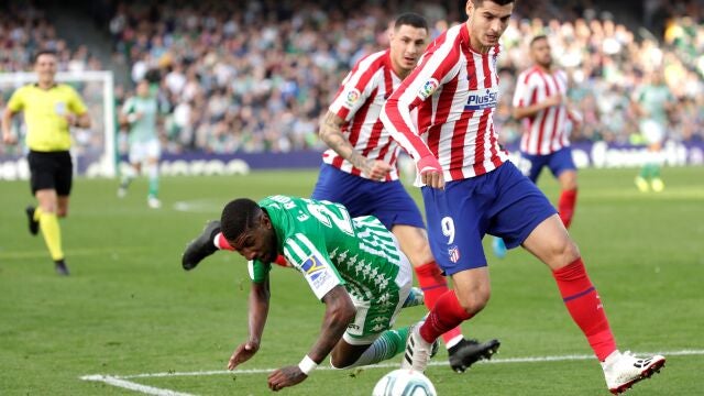 Morata disputa una pelota con el bético Emerson.