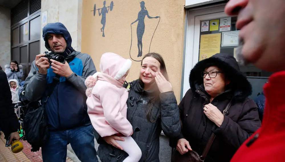 Una mujer emocionada frente al gimnasio Seiza 2 donde se repartió el número nº 26.590, premiado con el Primer Premio de la Lotería de Navidad, el Gordo de la Lotería, en Salamanca /Castilla y León (España), a 22 de diciembre de 2019.22 diciembre 2019 GORDO, LOTERÍA, LOTERÍA DE NAVIDAD, PRIMER PREMIOManuel Ángel Laya / Europa Press22/12/2019