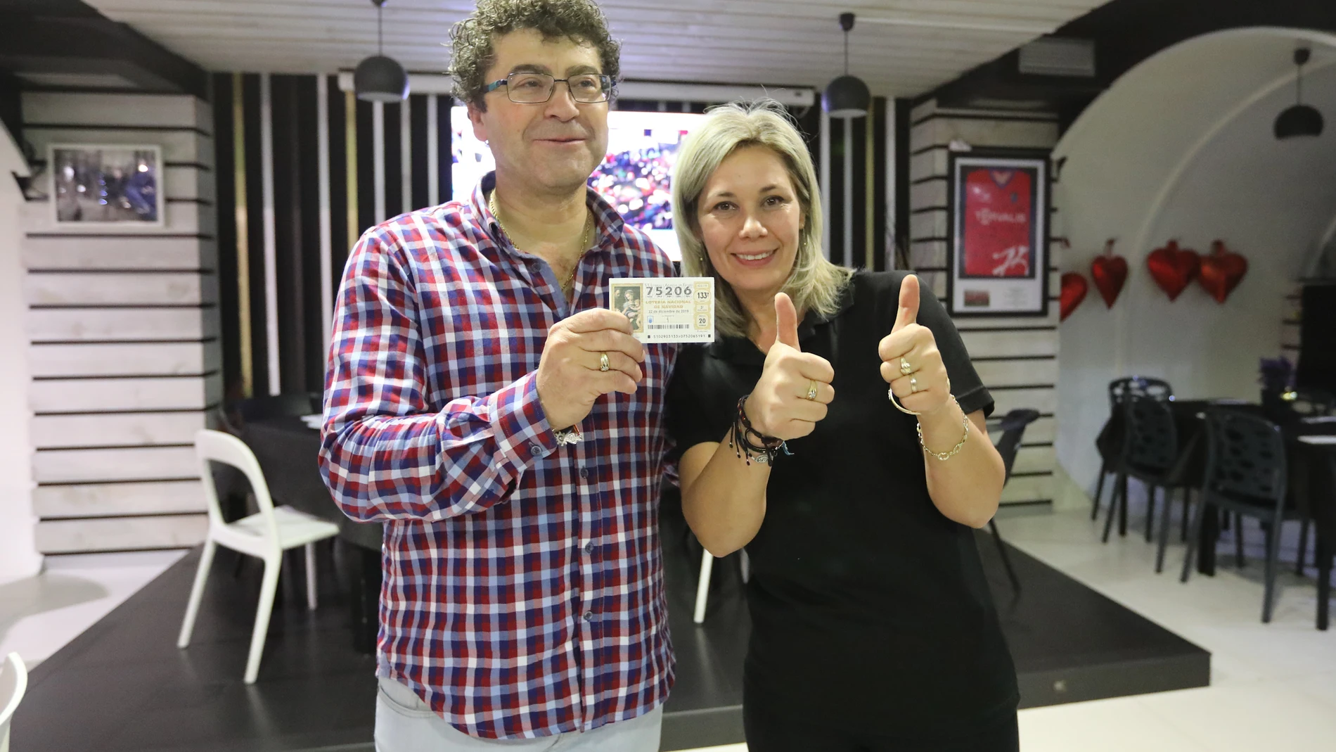Los dueños de un bar agraciado de uno de los quintos premios de la Lotería de Navidad 2019, en Teruel