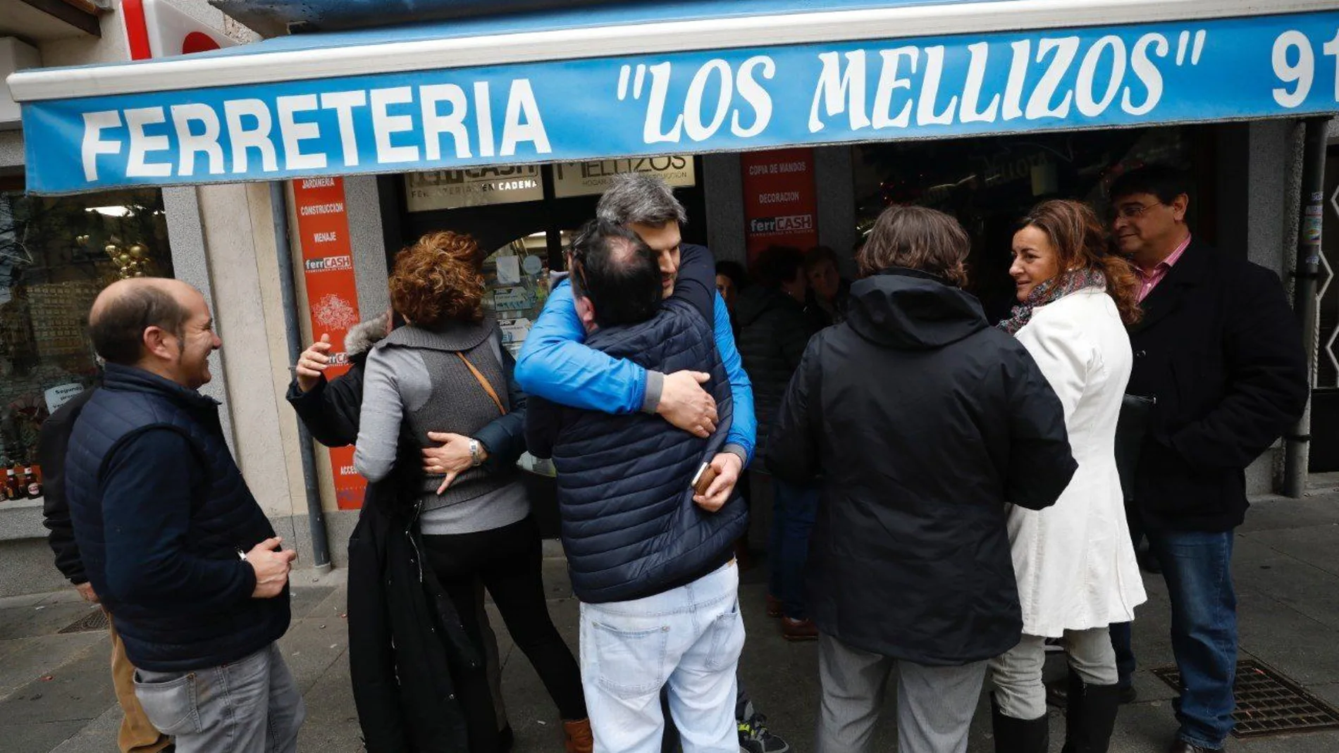 Los dueños de la ferretería "Los Mellizos" se abrazan con los vecinos agraciados con el segundo premio. Foto: Gonzalo Pérez