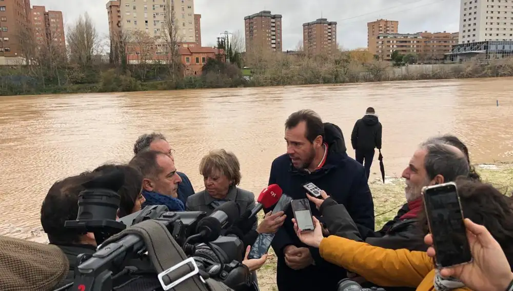 El alcalde de Valladolid, Óscar Puente, atiende a los medios de comunicación sobre la crecida del Pisuerga, junto a Cristina Danés y José Antonio Otero