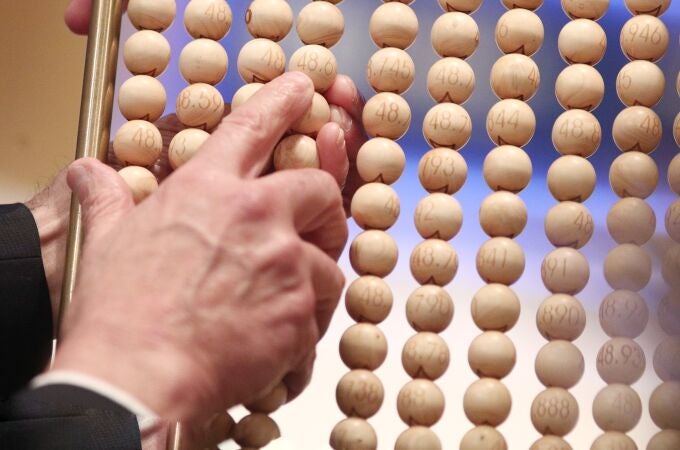 Unos de los lotes de alambres con bolas de los números antes de introducirse en el bombo grande, durante la celebración del Sorteo Extraordinario de la Lotería de Navidad 2019 en el Teatro Real de Madrid.