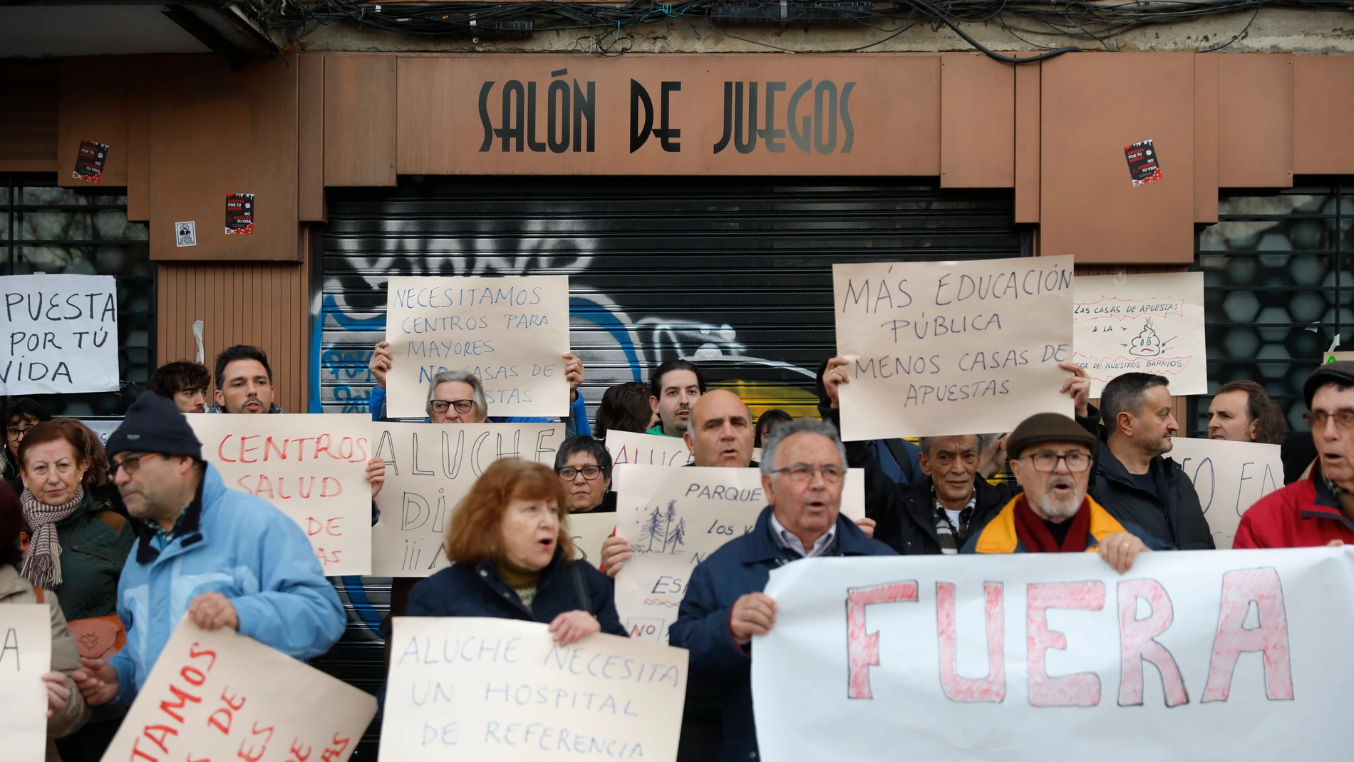 En algunos puntos de la geografía nacional ya se han producido manifestaciones contra la proliferación de salones de juego, como esta protagonizada por los vecios del barrio madrileño de Aluche. Imagen de archivo