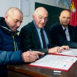 El consejero de Agricultura, Ganadería y Desarrollo Rural, Jesús Julio Carnero, firma un convenio con la Comunidad de Regantes de San Félix de la Vega, Villarnera y Santibañez de la Isla (León). Junto a él, el presidente de la Comunidad de Regantes, Juan Carlos Miguélez y Jorge Llorente
