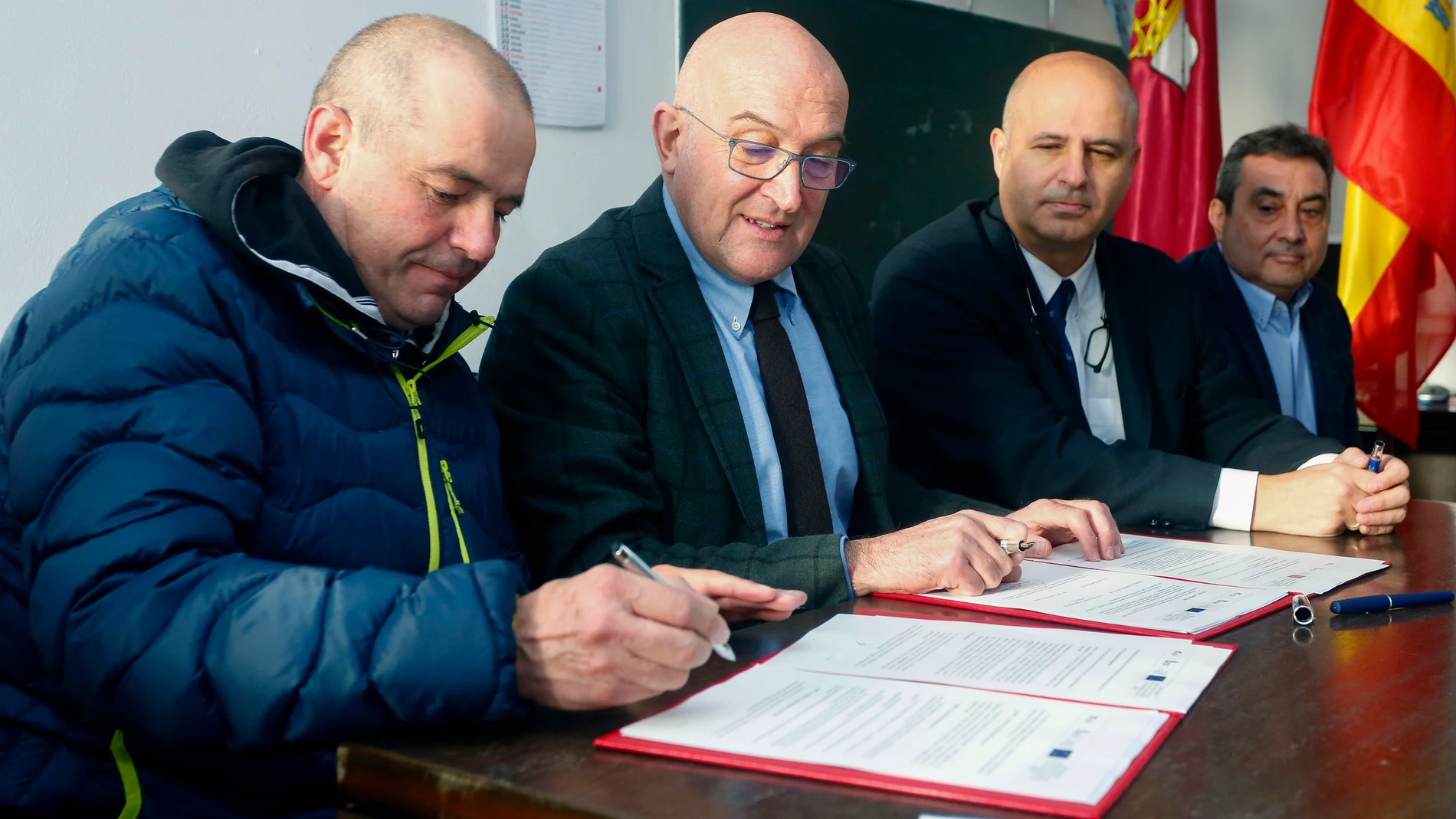 El consejero de Agricultura, Ganadería y Desarrollo Rural, Jesús Julio Carnero, firma un convenio con la Comunidad de Regantes de San Félix de la Vega, Villarnera y Santibañez de la Isla (León). Junto a él, el presidente de la Comunidad de Regantes, Juan Carlos Miguélez y Jorge Llorente