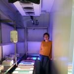 Imágenes de la investigadora Giuseppina Pennisi con los cultivos en cámaras climáticas