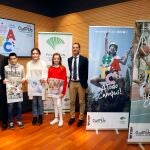 El director de Actuaciones Socio Culturales de la Fundación Unicaja, Rafael Muñoz, junto a Manuel Dorado, responsable de Deporte, Ocio, Tiempo libre y Medioambiente, junto a tres de los niños que aparecen en la campaña