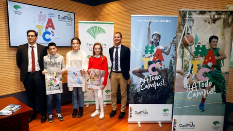 El director de Actuaciones Socio Culturales de la Fundación Unicaja, Rafael Muñoz, junto a Manuel Dorado, responsable de Deporte, Ocio, Tiempo libre y Medioambiente, junto a tres de los niños que aparecen en la campaña