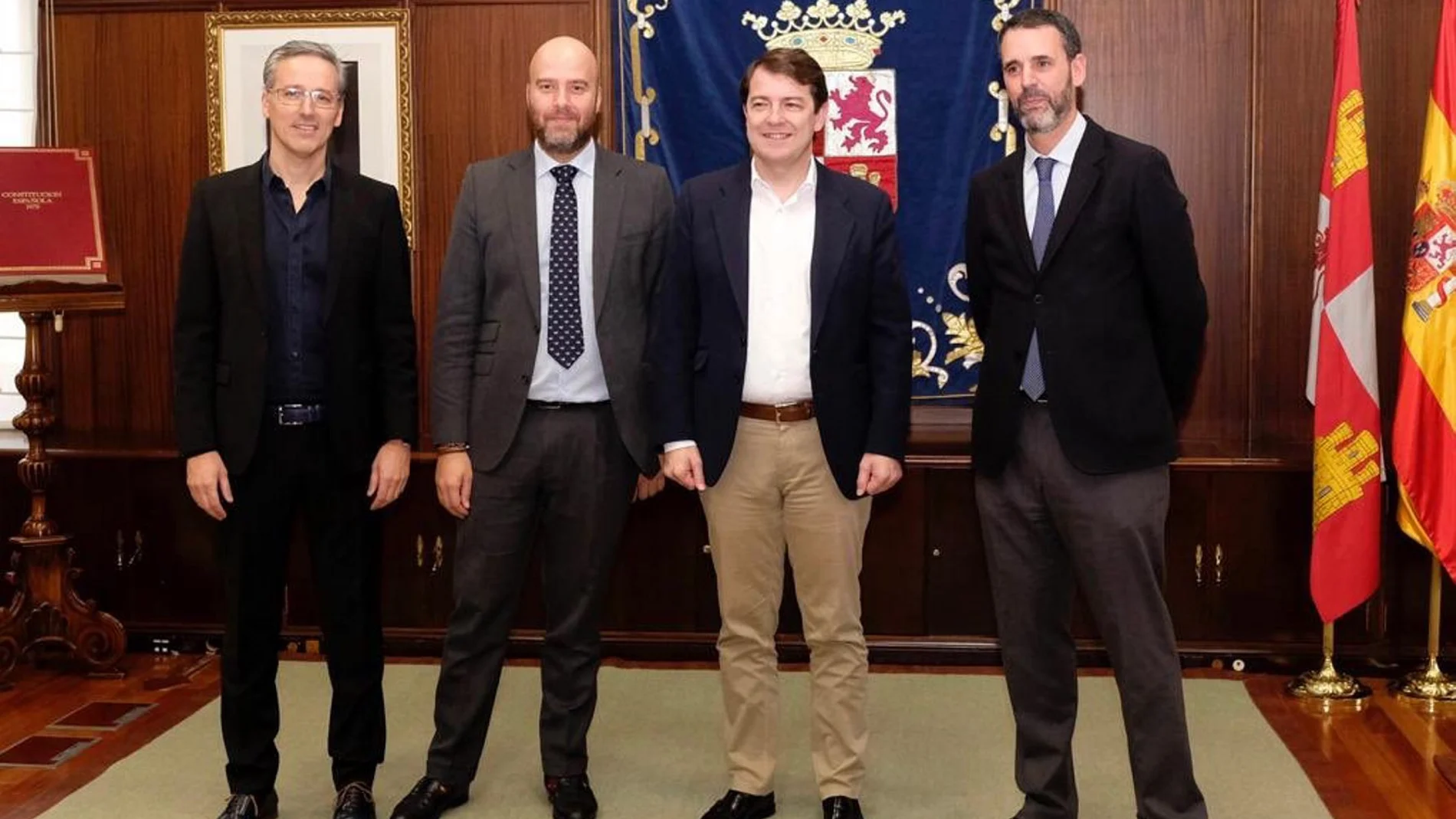 El presidente de Castilla y León, Alfonso Fernández Mañueco, junto a la nueva cúpula de RTVCyL, Jorge Losada, Raúl Briongos y José Luis Martín