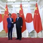 El primer ministro japonés, Shinzo Abe, y el presidente chino, Xi Jinping, se reunieron este lunes como paso previo a la cumbre