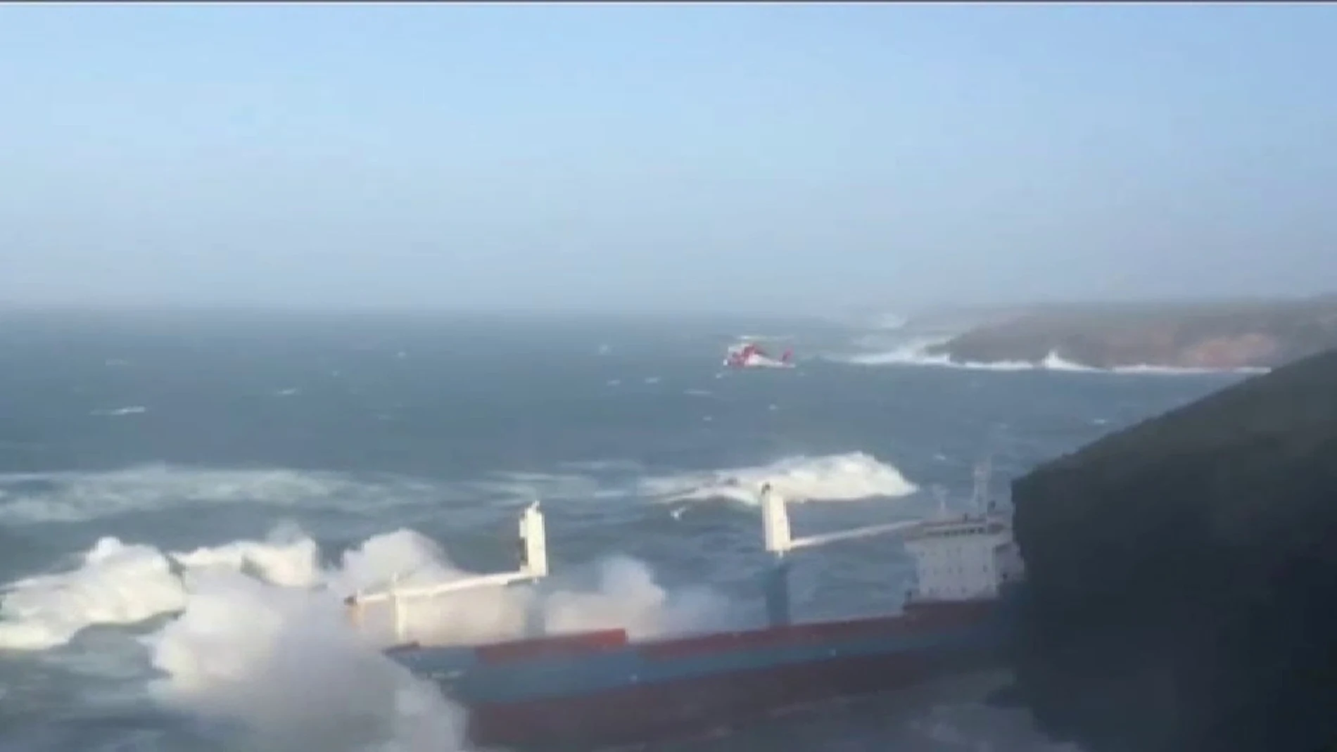 Doce tripulantes han sido rescatados de un carguero en Cerdeña