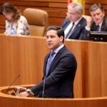 El portavoz del PP en las Cortes, Raúl de la Hoz, durante una de sus intervenciones en esta legislatura desde el atril del hemiciclo