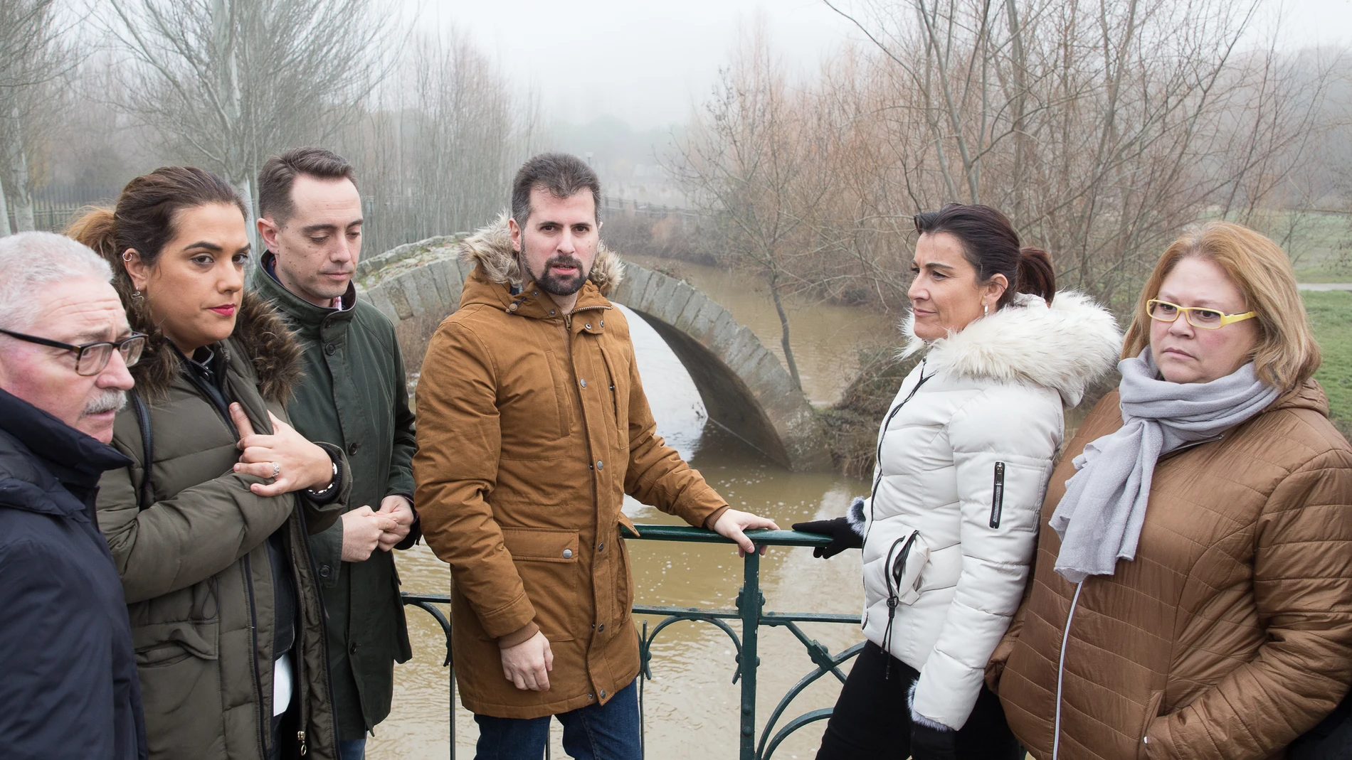 El secretario general del PSOE-CyL, Luis Tudanca, junto a alcaldes de la zona, visita las zonas afectadas por las inundaciones en la comarca de Benavente