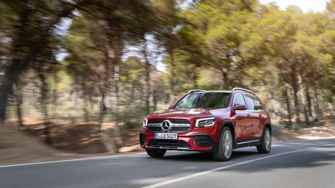 Mercedes-Benz GLB 220 d 4 MATIC; designo patagonienrot; Leder titangrau pearl / schwarz;Kraftstoffverbrauch kombiniert: 5,5-5,3 l/100 km; CO2-Emissionen kombiniert: 146-138 g/km*Mercedes-Benz GLB 220 d 4MATIC; designo patagonia red metallic / Leather two-tone titanium gray pearl/black;fuel consumption combined: 5.5-5.2 l/100 km; fuel consumption combined: 5.5-5.3 l/100 km; CO2 emissions combined: 146-138 g/km*