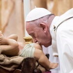 El Papa, besando la imagen del Niño Jesús en la misa del Gallo
