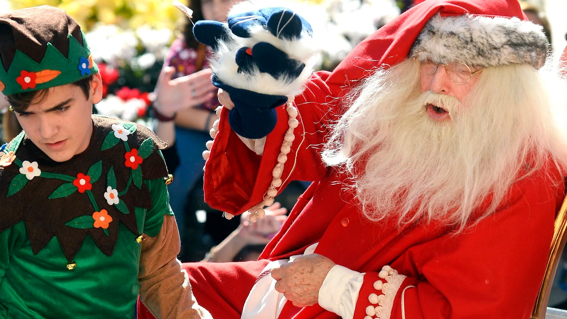 Papá Noel recorre Murcia en un gran desfile con 500 bailarines, elfos y personajes infantiles