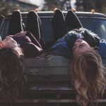 Dos mujeres hablando en un coche