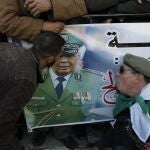 La gente se reúne durante el funeral del general Ahmed Gaid Salah, en Argel, Argelia, el miércoles 25 de diciembre de 2019. Argelia está celebrando un funeral militar elaborado para el general que fue el gobernante de facto del país rico en gas en medio de la agitación política durante todo el año