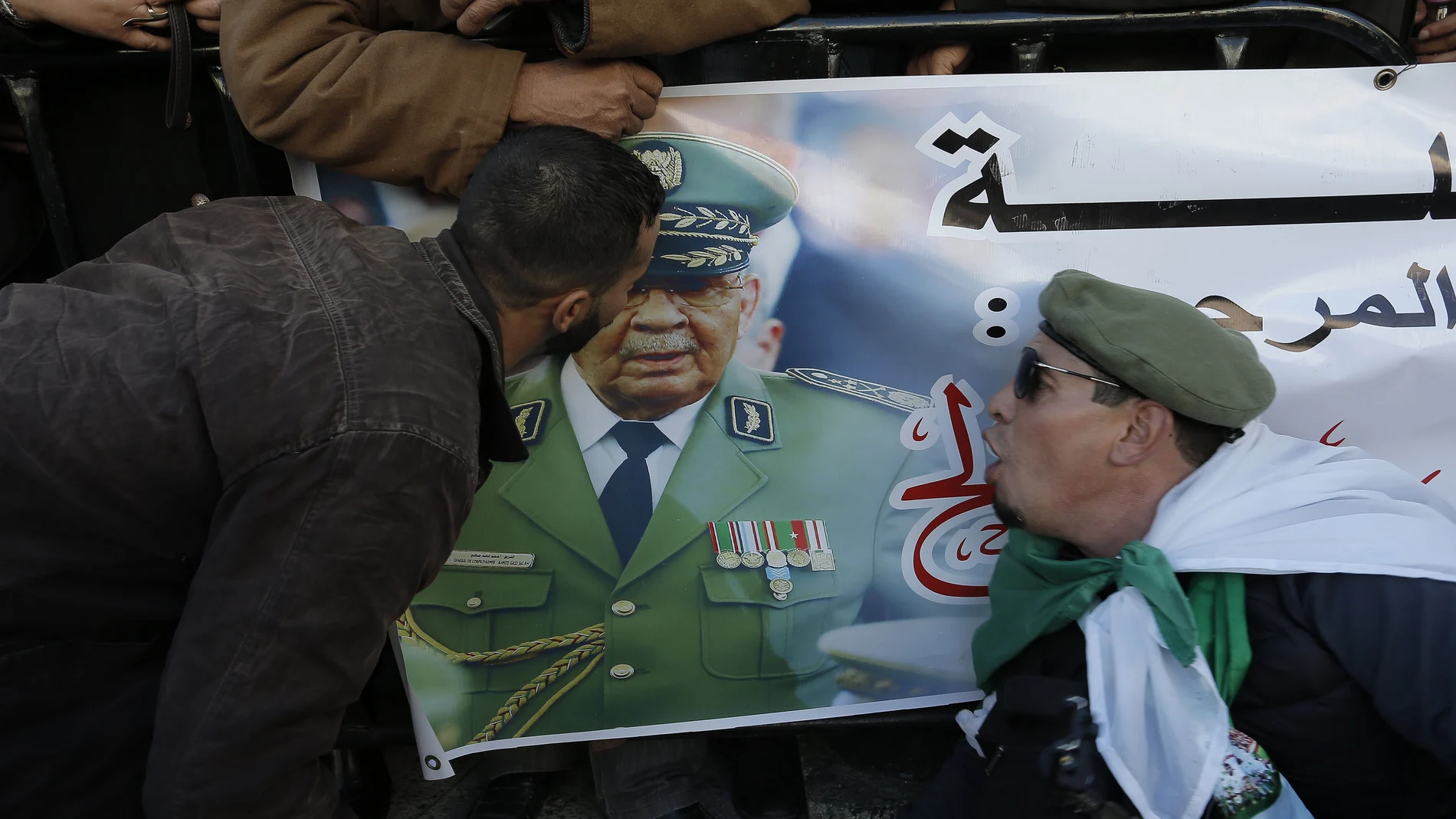 La gente se reúne durante el funeral del general Ahmed Gaid Salah, en Argel, Argelia, el miércoles 25 de diciembre de 2019. Argelia está celebrando un funeral militar elaborado para el general que fue el gobernante de facto del país rico en gas en medio de la agitación política durante todo el año