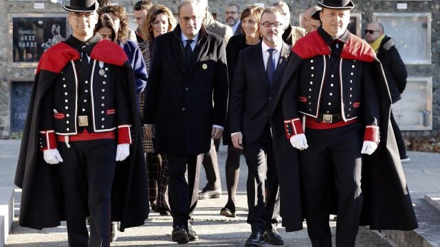 El presidente de la Generalitat, Quim Torra (c) y el conseller de Acción Exterior, Alfred Bosch (d), entre otros, durante el tradicional acto de homenaje al expresidente de la Generalitat, Francesc Macià, en su tumba en el 86 aniversario de su muerte celebrado este miércoles en el cementerio de Montjuic de Barcelona.