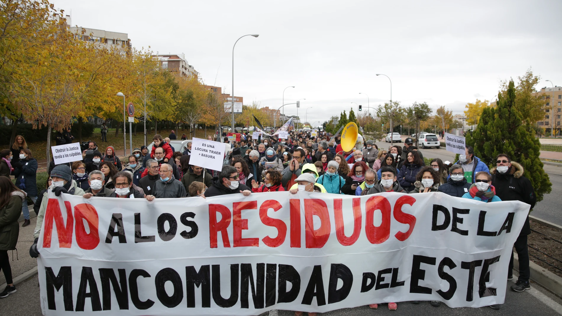 Manifestación No+Basura en Valdemingómez, organizada por plataformas de vecinos de la zona.