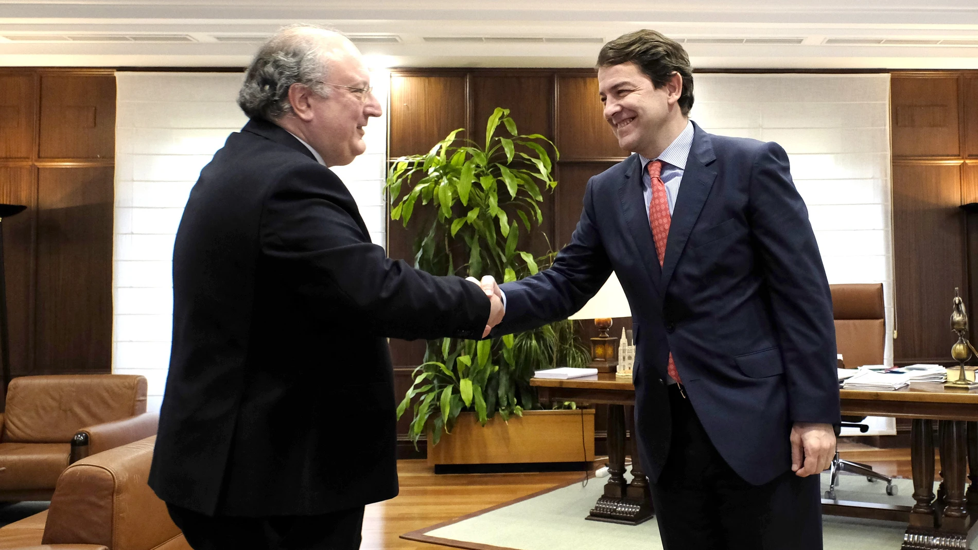 Mañueco y Cabero coinciden en reforzar la conexión del sistema educativo con el empresarial tecnológico