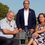 Los británicos Samantha Hull y Darren Parmenter, concejales del Ayuntamiento de San Fulgencio (Alicante) en el equipo de gobierno del alcalde José Sempere (c)