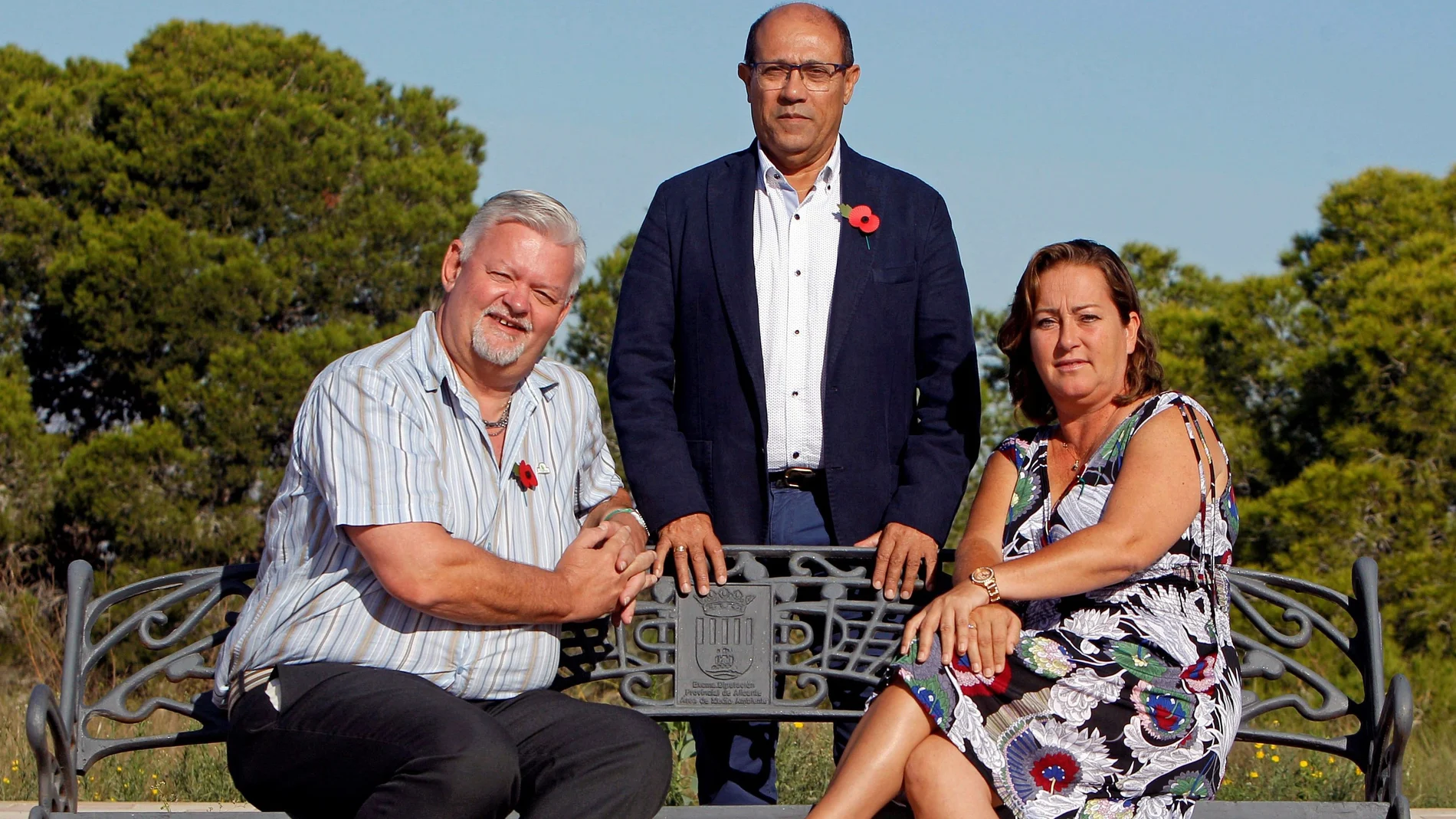 Los británicos Samantha Hull y Darren Parmenter, concejales del Ayuntamiento de San Fulgencio (Alicante) en el equipo de gobierno del alcalde José Sempere (c)