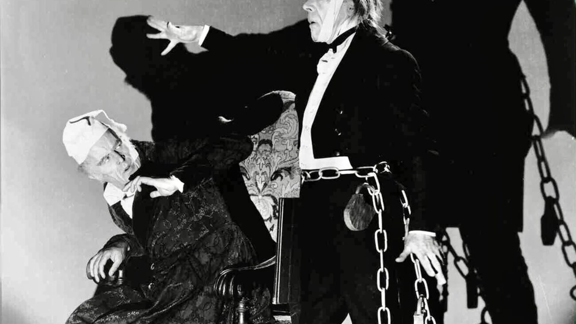 Imagen del «Cuento de Navidad» (1938), de Edwin L. Marin, en el que Reginald Owen (izda.) interpretaba el papel de Scrooge