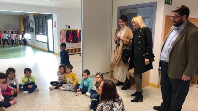 El alcalde de Ávila, Jesús Manuel Sánchez Cabrera, visita el Centro Sociocultural Vicente Ferrer y a los escolares que asisten a las actividades extraescolares