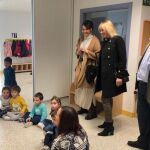 El alcalde de Ávila, Jesús Manuel Sánchez Cabrera, visita el Centro Sociocultural Vicente Ferrer y a los escolares que asisten a las actividades extraescolares