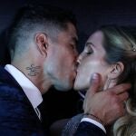 Luis Suárez besa a su esposa Sofía Balbi