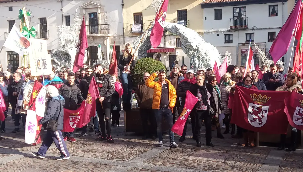 Concentración leonesista en la plaza de San Marcelo en favor del derecho de autonomía de León