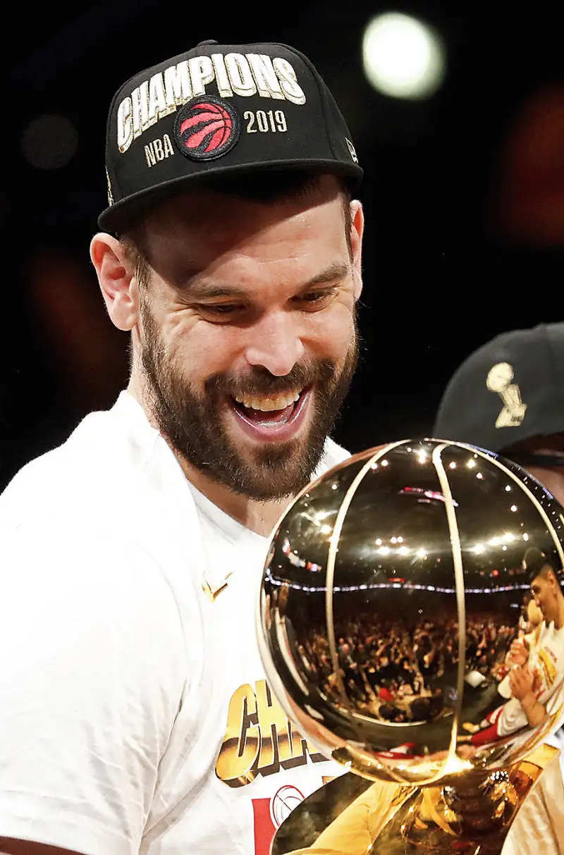 El jugador de los Toronto Raptors, Marc Gasol de España sostiene el trofeo del Campeonato de la NBA Larry O'Brien