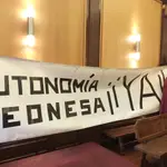 Pancarta desplegada durante un pleno del Ayuntamiento de León