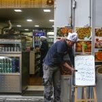 El dueño de una tienda de Beirut ofrece productos gratis a aquellos vecinos que no puedan permitirse alimentar a su familia