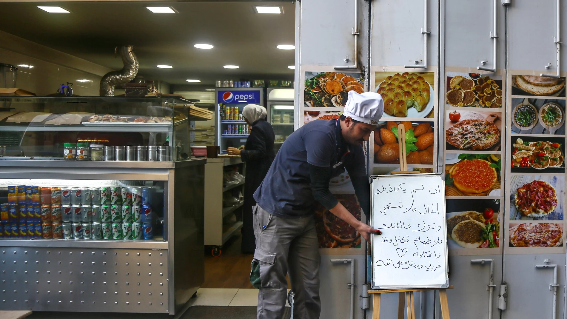 El dueño de una tienda de Beirut ofrece productos gratis a aquellos vecinos que no puedan permitirse alimentar a su familia