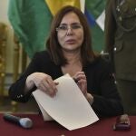 El ministra interina de Exteriores boliviana, Karen Longaric, durante una rueda de prensa este viernes en La Paz, en la que acusó a la Embajada de España de cometer "atropellos" a su soberanía/EFE