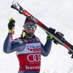 El italiano Dominik Paris celebra en la zona de meta después de la carrera de descenso en la Copa del Mundo de Esquí Alpino de la FIS en Bormio. Foto: EFE/EPA/ANDREA SOLERO