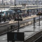 Pasajeros esperando el Gare de Lyon, en la estación de tren de Paris. (AP Photo/Michel Euler)
