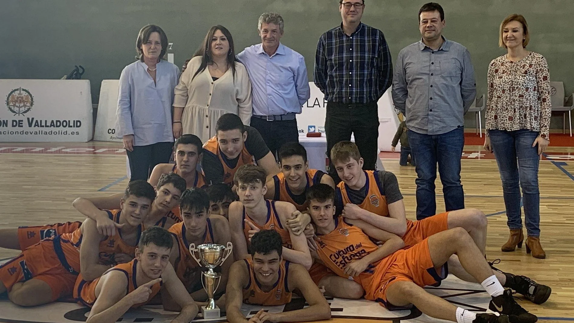 El Valencia Basket, ganador del Campeonato, junto al alcalde de Arroyo, Sarbelio Fernández, y varios concejales