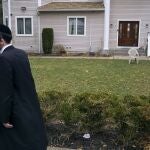 Un miembro de la comunidad judía pasa delante de la casa del rabino donde cinco personas fueron apuñaladas en Monsey, Nueva York.