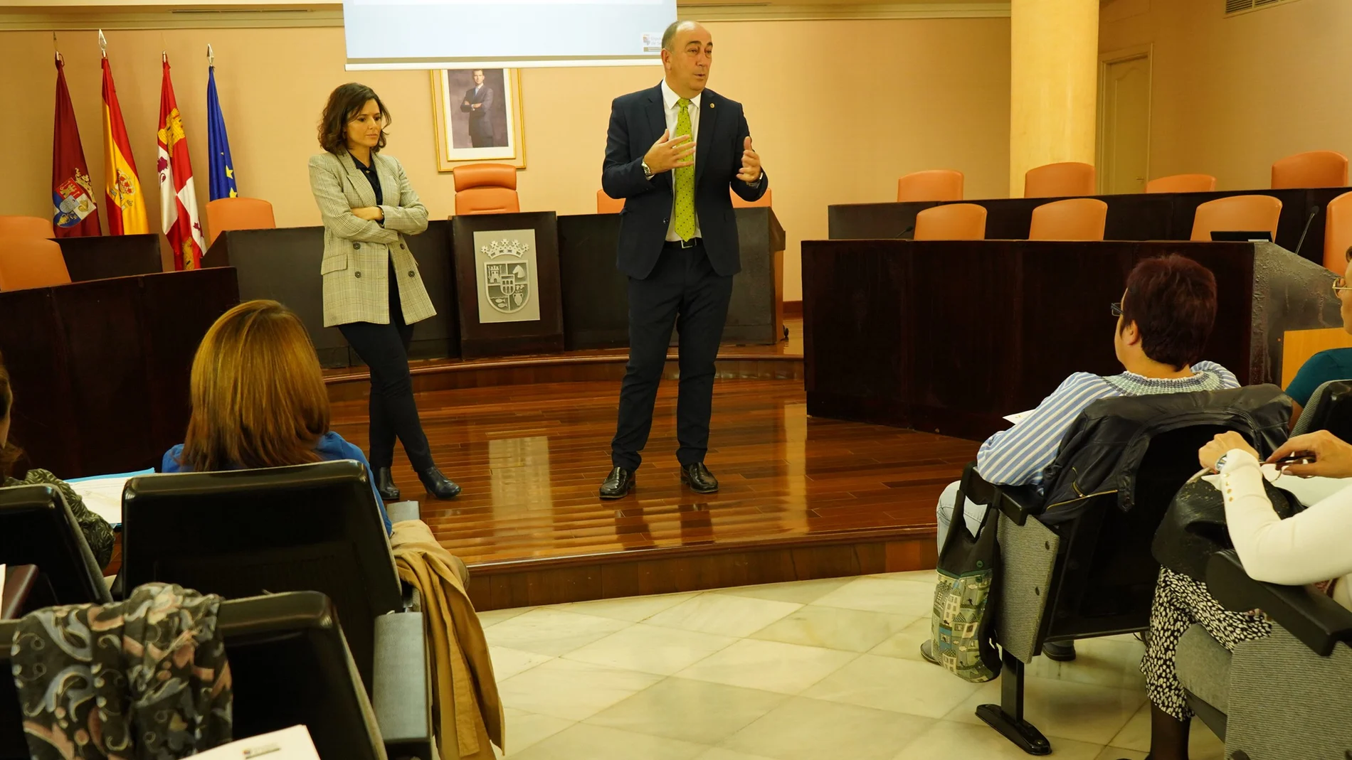 El presidente de la Diputación de Segovia, Miguel Ángel de Vicente, junto a la diputada Sara Dueñas en la inuguración del curso de Buen Gobierno