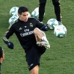 El centrocampista colombiano James Rodríguez participa en el primer entrenamiento del Real Madrid tras el parón navideño en el estadio Alfredo Di Stefano de Valdebebas, en Madrid, el pasado lunes