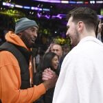 Kobe Bryant saluda a Doncic después del partido de Dallas contra los Lakers