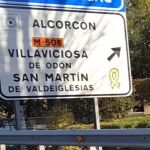 Una de las pintadas en la señal que indica la desviación a Alcorcón y Villaviciosa
