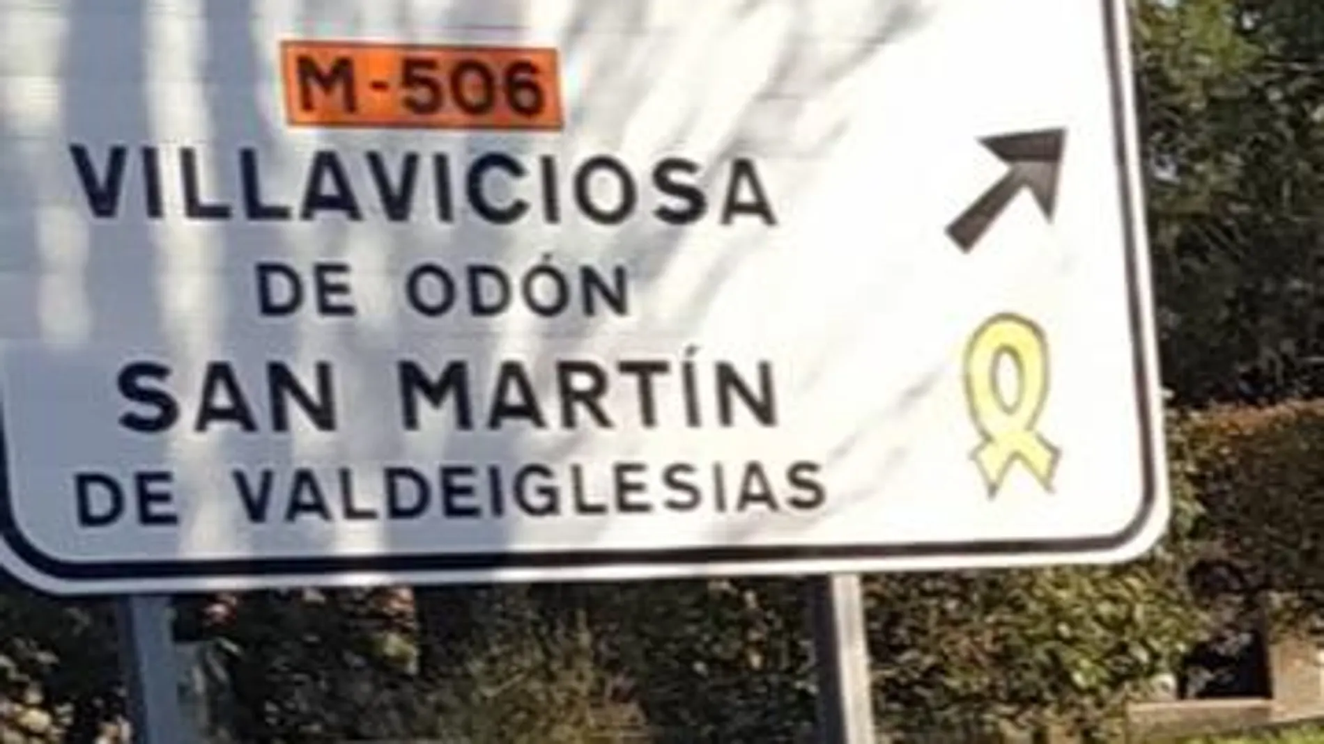 Una de las pintadas en la señal que indica la desviación a Alcorcón y Villaviciosa