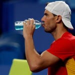Nadal bebe agua durante un entrenamiento en Perth
