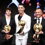 Cristiano Ronaldo, entre Joao Félix y Jorge Mendes en los Globe Soccer Awards
