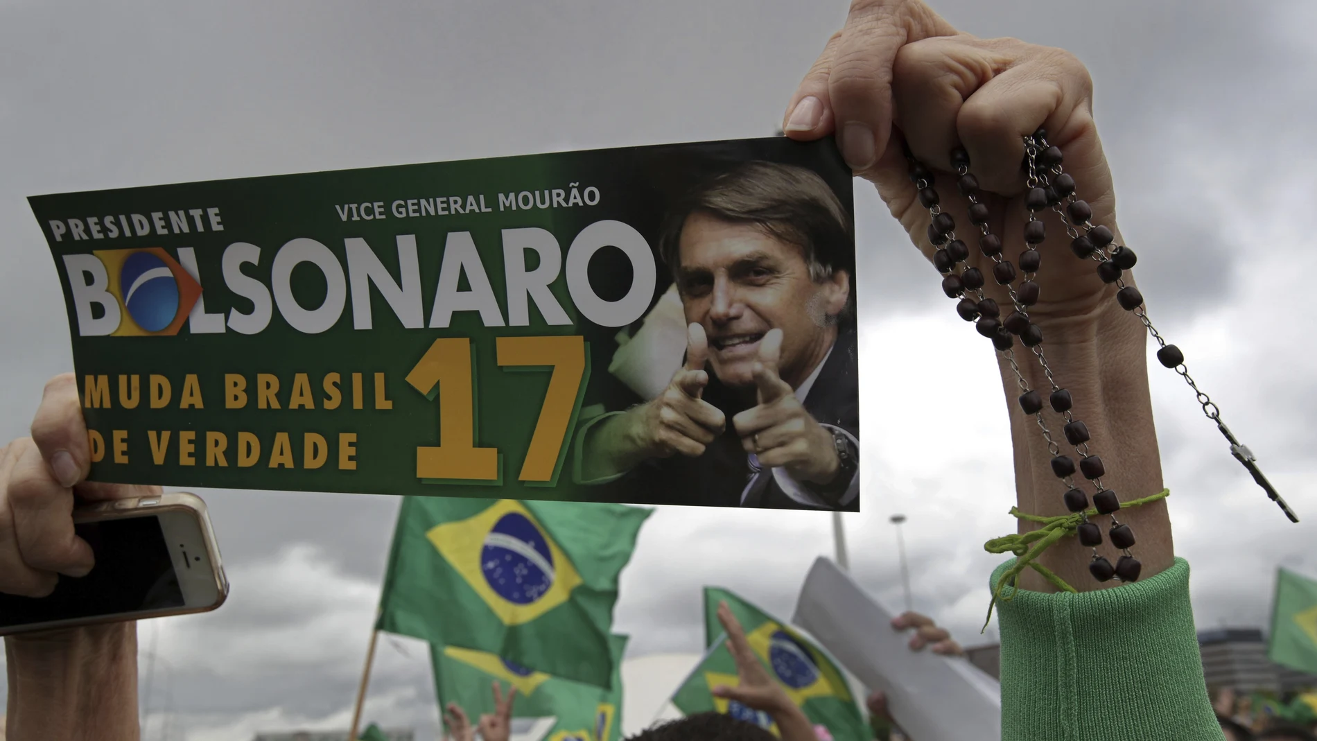 Un partidario del candidato presidencial Jair Bolsonaro